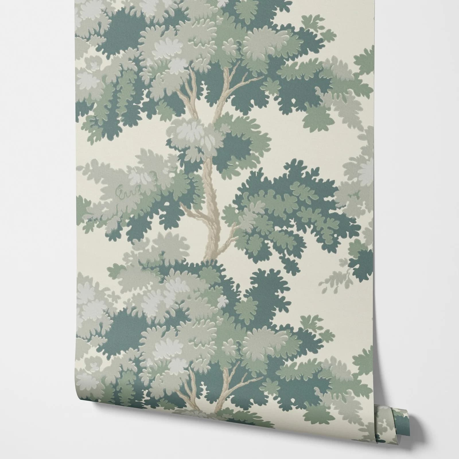 Papier peint forêt brumeuse avec une tapisserie tissée antique montrant un paysage luxuriant dans Gr