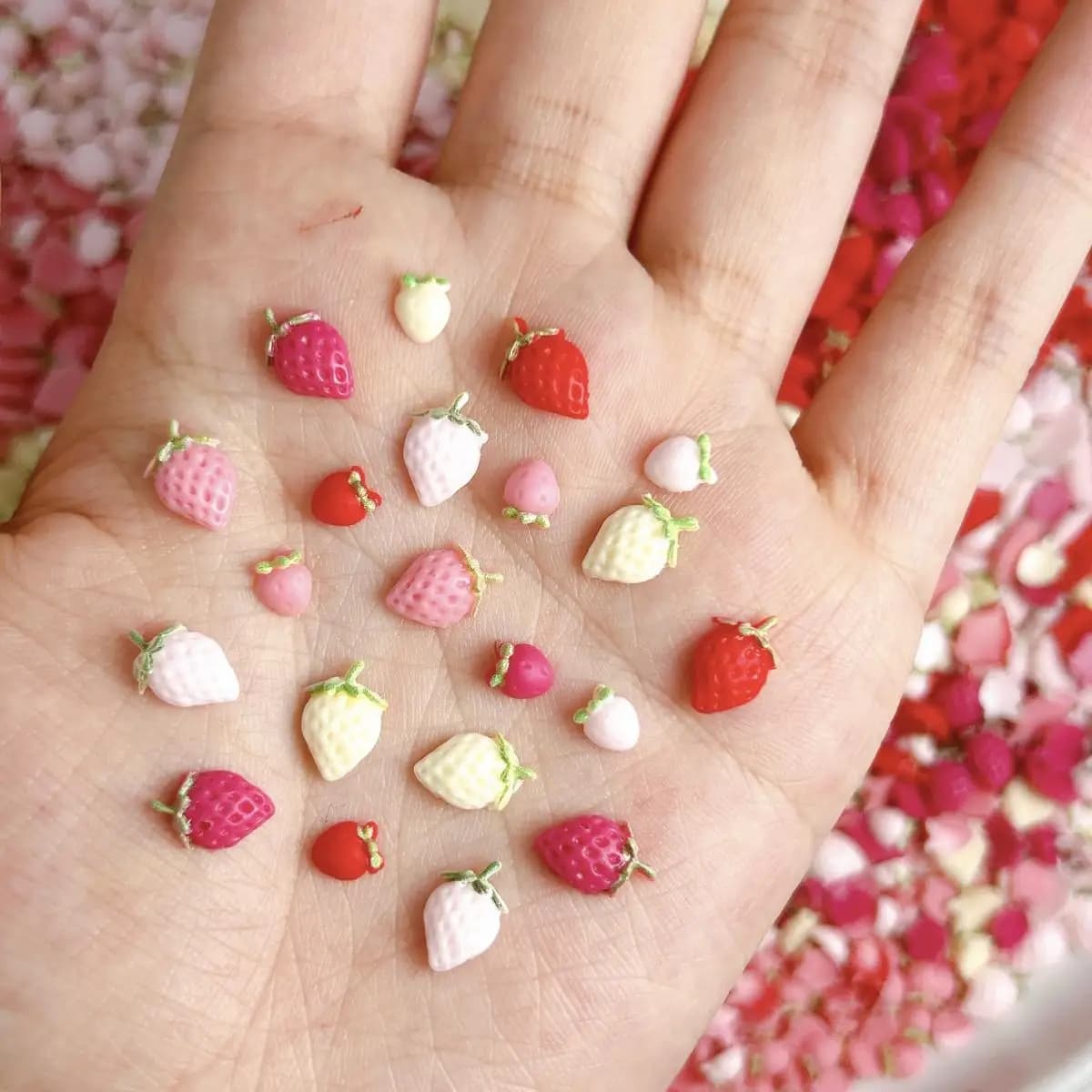 50 pièces mignon dessin animé résine fraise Nail Art décorations accessoires 5 couleurs Mini fraise
