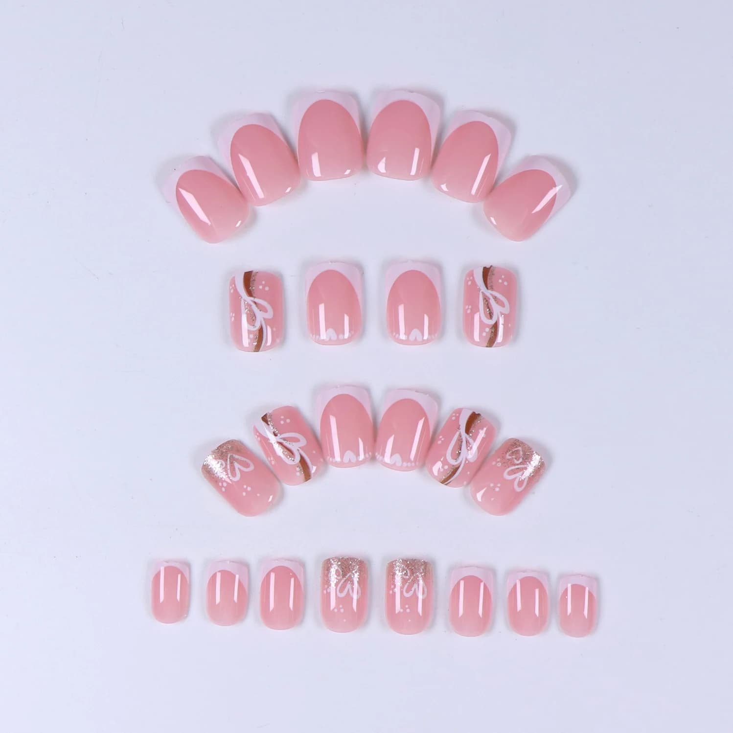 Faux ongles carrés courts rose chair, lignes dorées, design d'amour, ensemble d'ongles à couverture