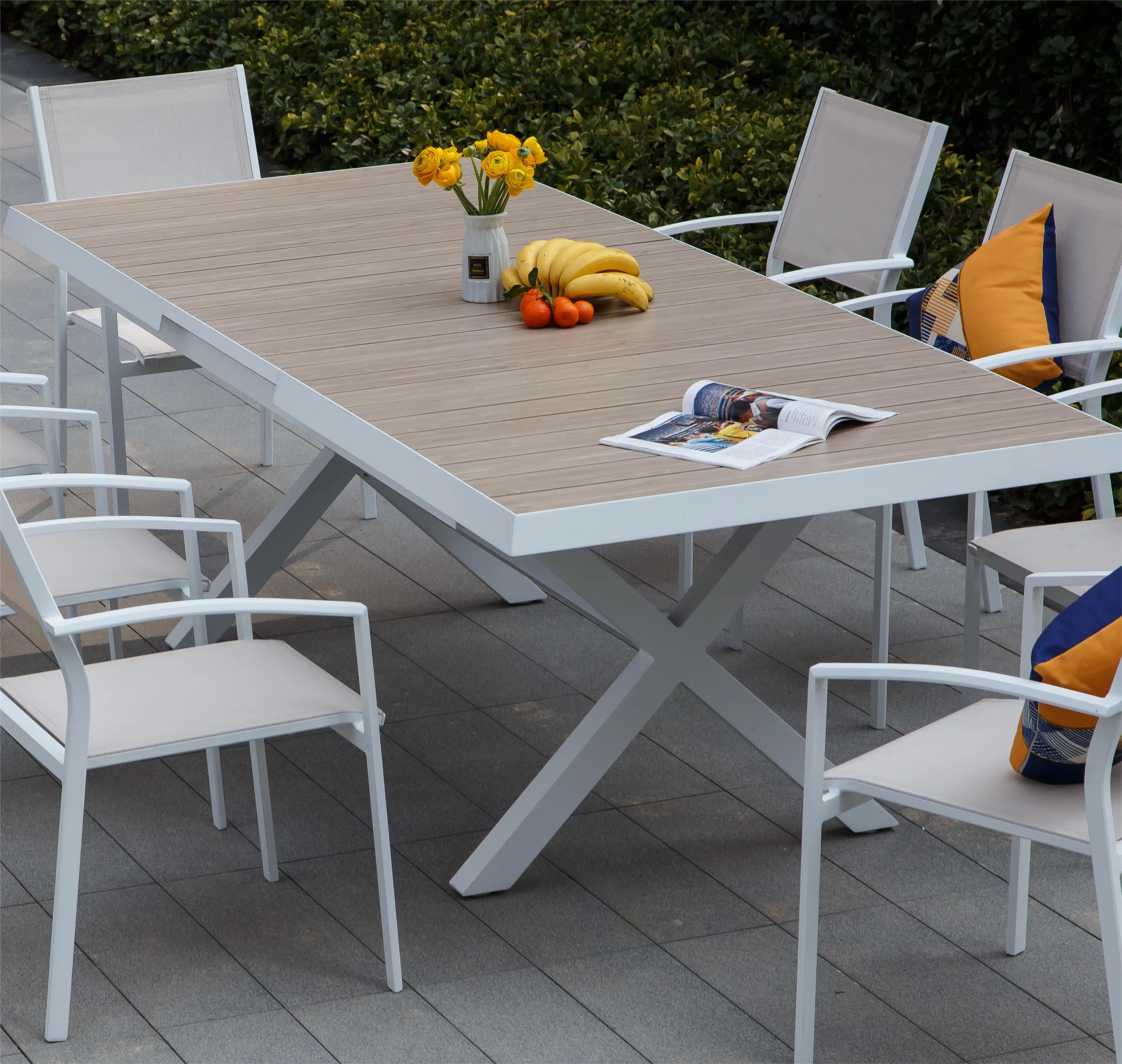 Tables et chaises pliantes d'extérieur pour un jardin polyvalent.