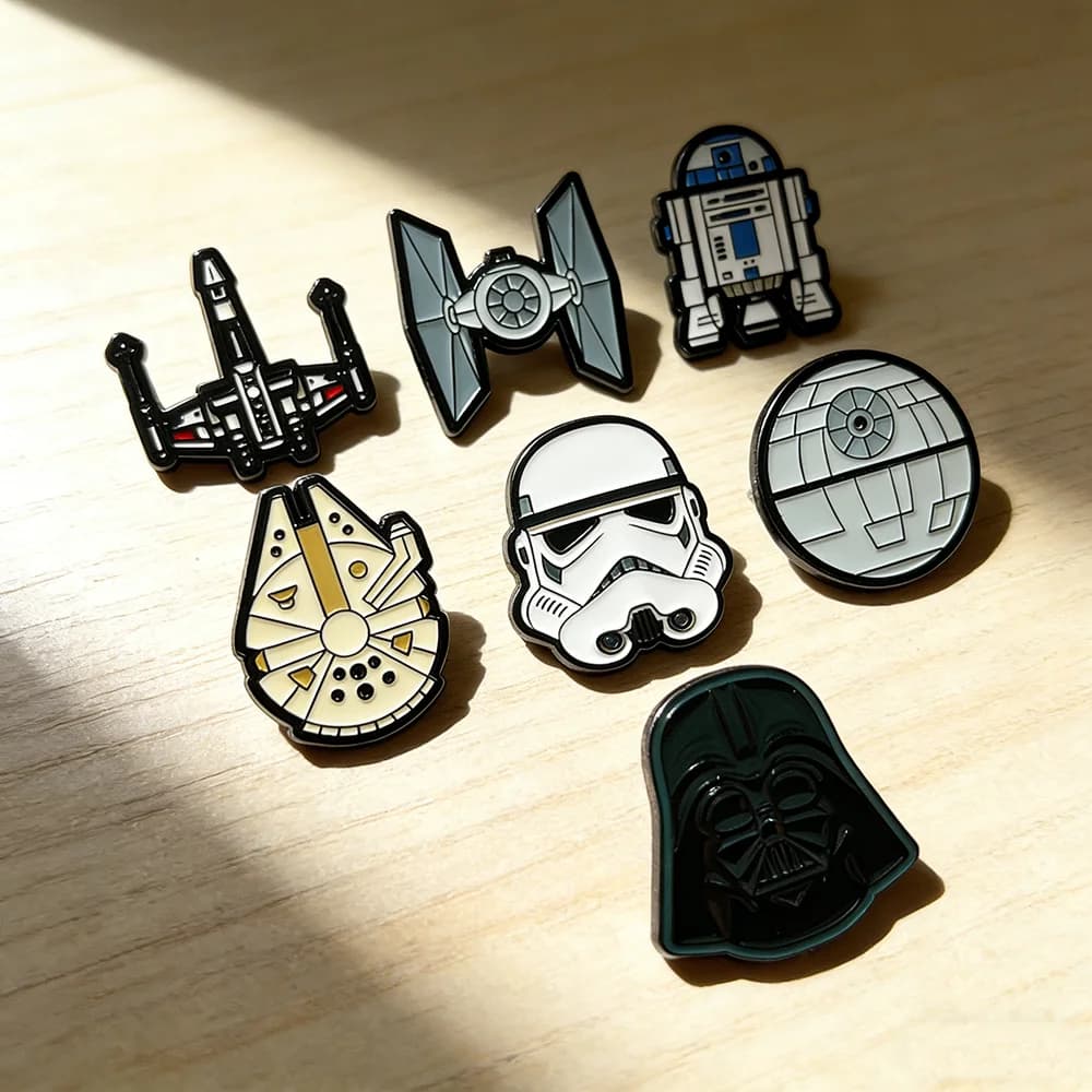 Ensemble de 7 broches Star Wars - Stormtrooper R2-D2 Death Star Millennium Falcon Darth Vader Anime
