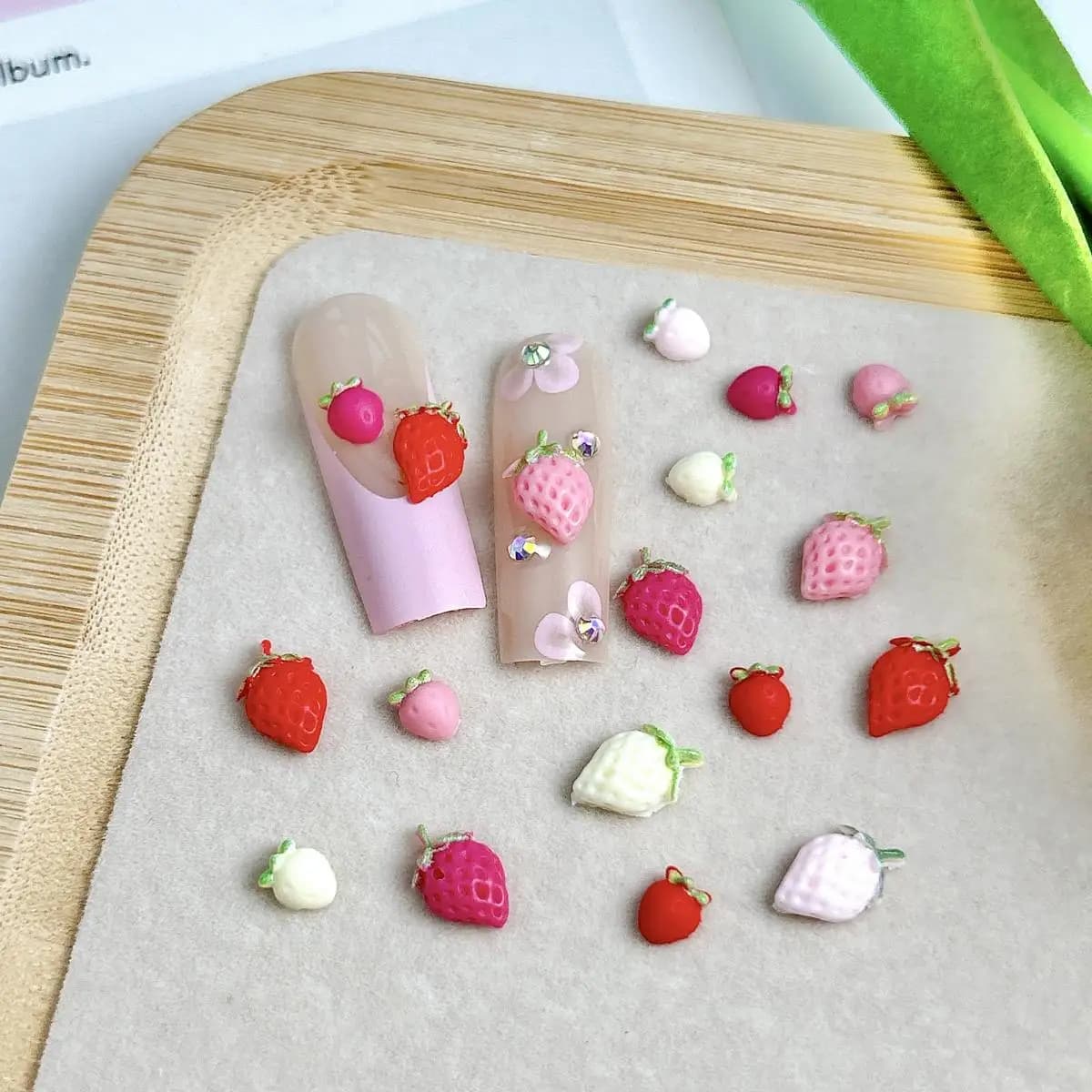 50 pièces mignon dessin animé résine fraise Nail Art décorations accessoires 5 couleurs Mini fraise