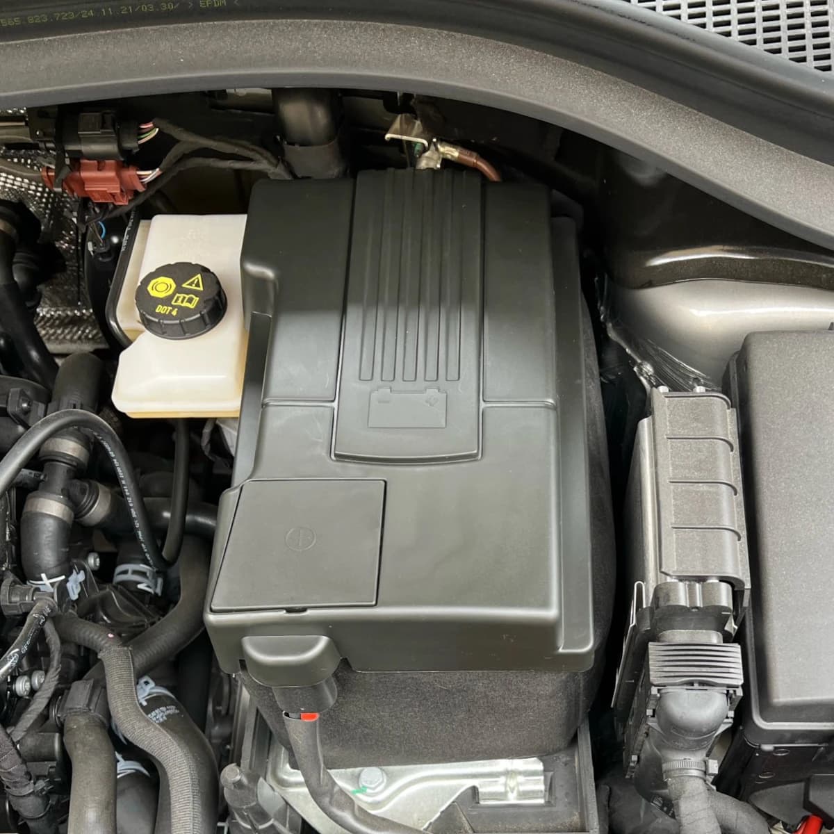 Couvercle anti-poussière pour batterie de moteur de voiture, coque de protection étanche pour Skoda