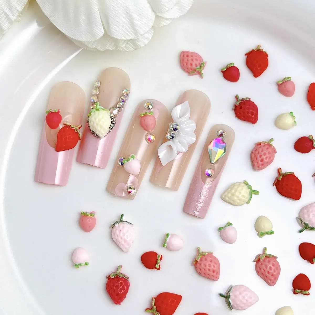 50 pièces mignon dessin animé résine fraise Nail Art décorations accessoires 5 couleurs Mini fraise