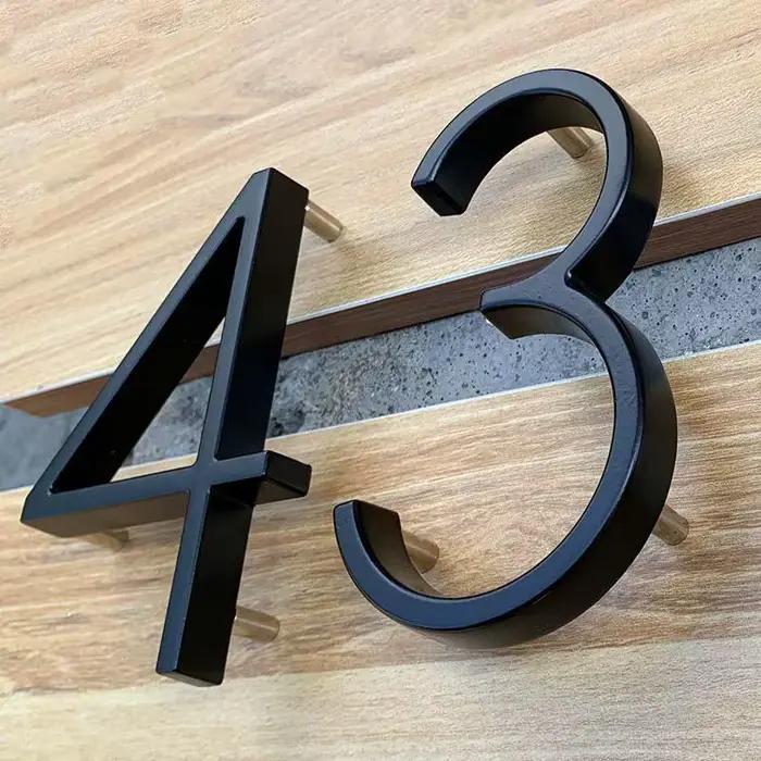 Plaque de signalisation extérieure avec chiffres de maison noire